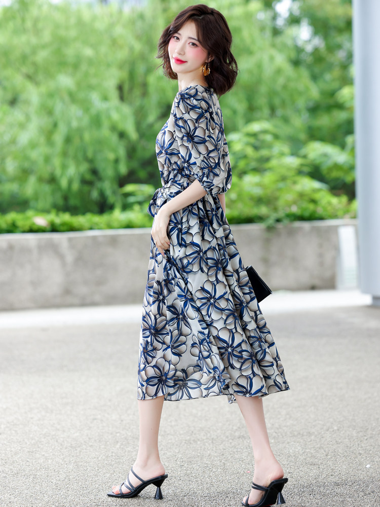 蓝色碎花连衣裙2025年夏季韩版收腰显瘦中袖中长裙浪漫海边度假裙,女装连衣裙,梦懿尔