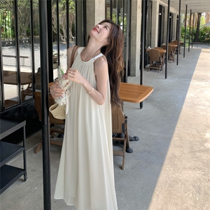 白色法式度假风挂脖连衣裙女2025夏季新款高级感超仙绝美显瘦长裙图片