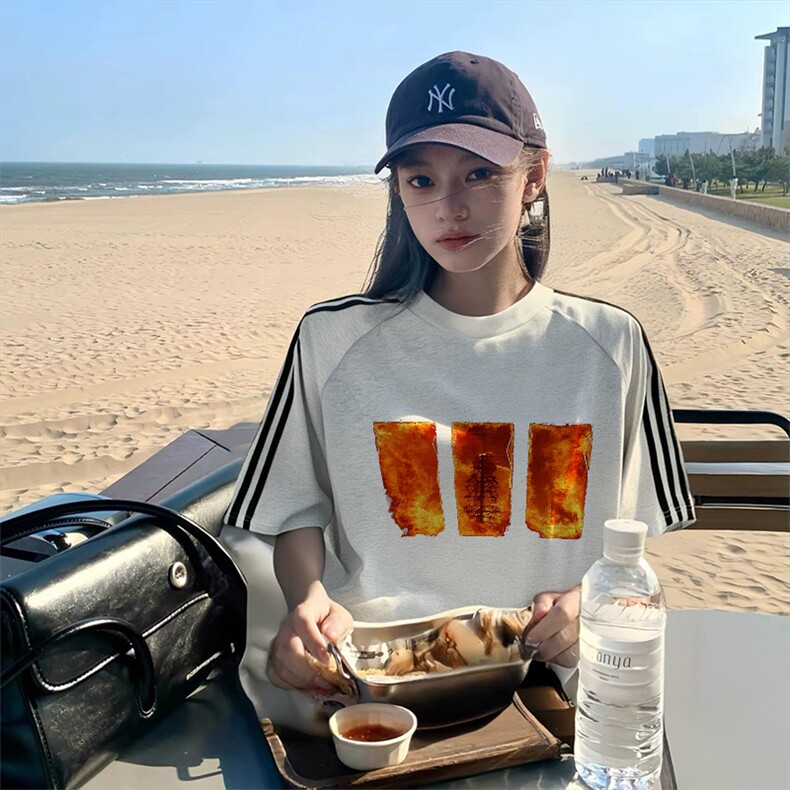 抖音得物品质二开240克宽松纯棉美式潮牌印花三条杠中性风短袖T恤图片