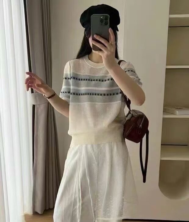 精纺羊毛加欧根纱圆领短袖图片