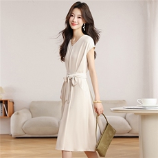 2026夏季绑带V领法式短袖高腰显瘦连衣裙女设计感赫本温柔风长裙，女装连衣裙，艾米
