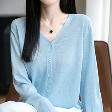 2025年夏季新款V领冰丝针织开衫女宽松休闲长袖薄款外搭防晒上衣，女装T恤，萱芳婷羊绒
