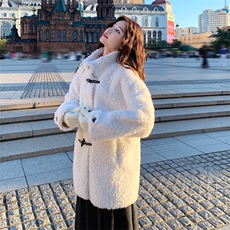 冬装新款韩系牛角扣羊羔毛皮毛一体外套2130P235K358，女装皮草，2C219