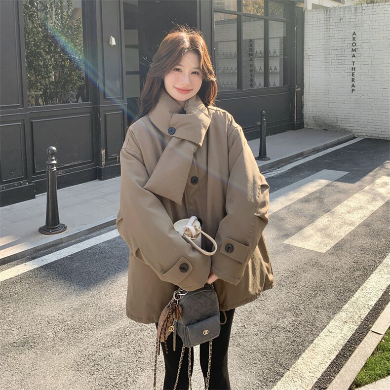 驼色立领羽绒服女2025冬季中长款宽松纽扣装饰保暖外套上衣配围脖,女装羽绒服,艾米莉亚