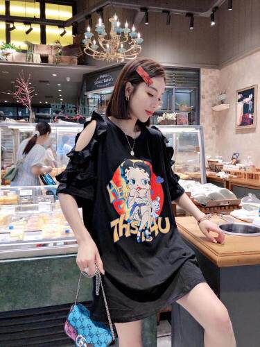 漏肩美女T裙图片