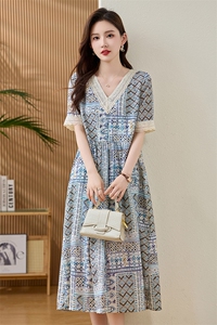 波西米亚印花连衣裙女夏2025新休闲宽松显瘦V领蕾丝拼接减龄裙子图片