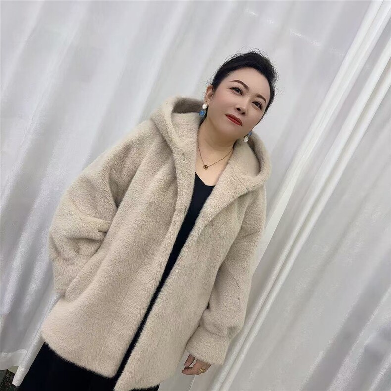 2025连帽经典款百搭时尚,女装短外套,牛米欧羽绒服工厂店