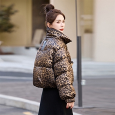 现货时尚豹纹短款羽绒服女2025冬季新款立领烫钻亮面白鸭绒外套，女装羽绒服，美沁