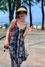轻熟风复古扎染印花辣味吊带长裙女夏新款法式茶歇度假森系连衣裙，女装连衣裙，2C030