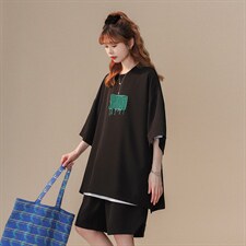 黑色