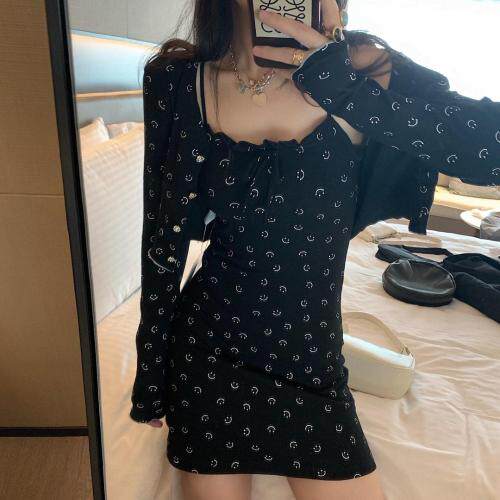 60511笑脸吊带裙
87267笑脸小开衫图片