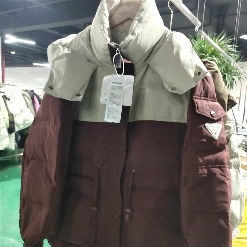 2024年秋冬季新款保暖鸭绒工装收腰连帽拼接撞色羽绒服，女装羽绒服，牛米欧羽绒服工厂店