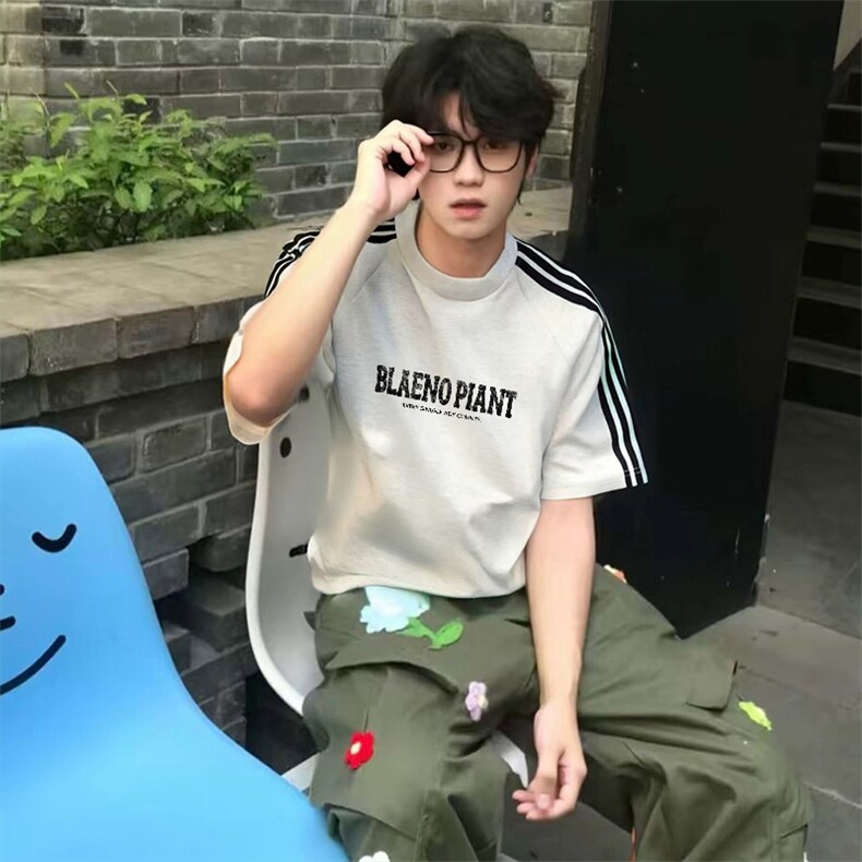 抖音得物品质二开240克宽松纯棉美式潮牌印花三条杠中性风短袖T恤，男装T恤，电商A486