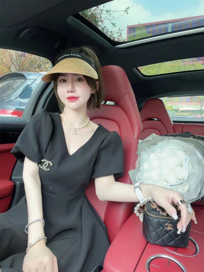 V领俏皮公主连衣裙黑白两色，女装连衣裙，哥卓