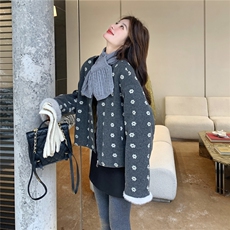 韩版花苞服细毛呢碎花印花带围巾毛绒内里外套，女装短外套，2C267