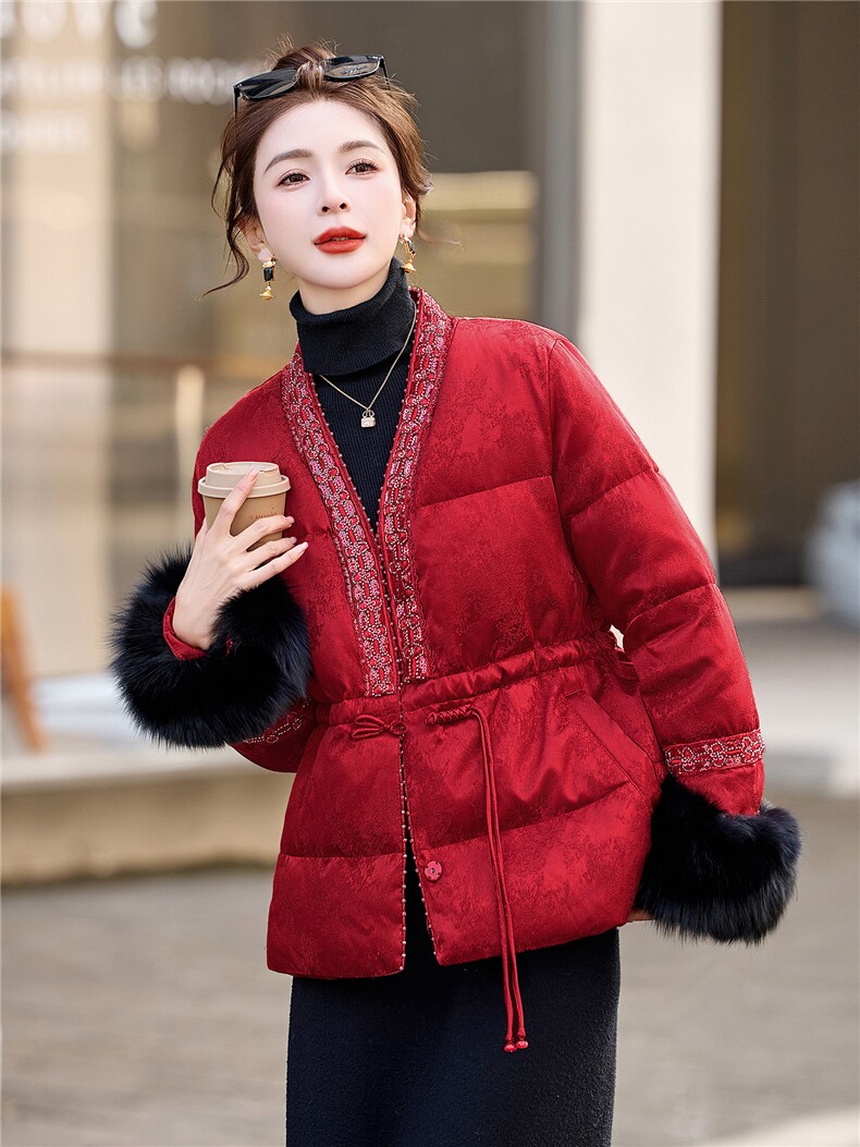 现货2026年冬季短款新中式真狐狸毛重工收腰显瘦羽绒服,女装羽绒服,伊仟回