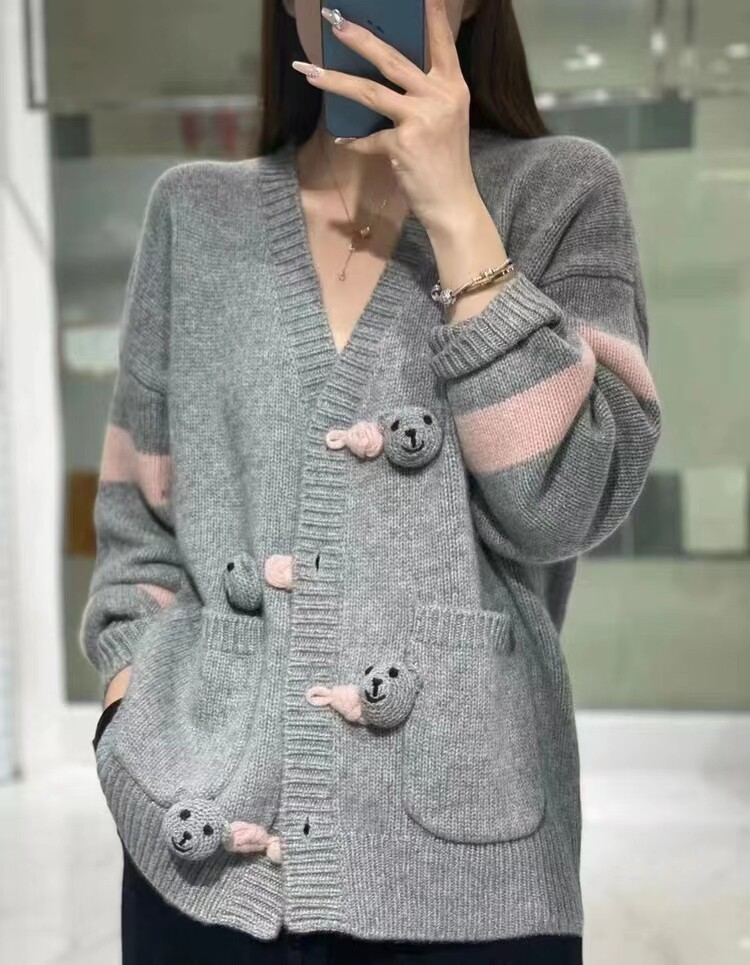 100%纯羊毛开衫女V领拼色立体小熊针织外套宽松慵懒风带兜羊绒衫图片