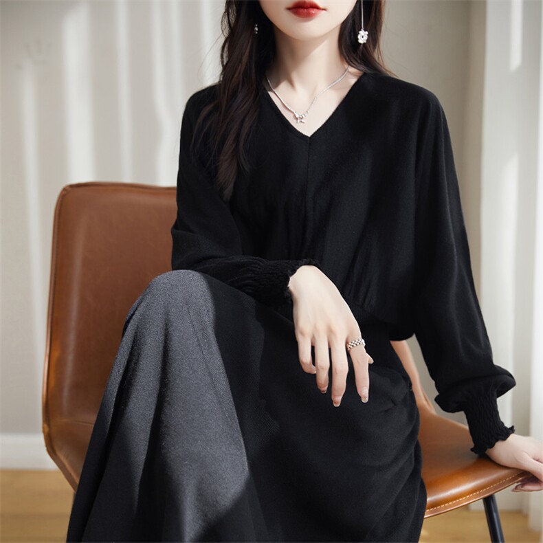 韩系优雅温柔风V领蝙蝠袖宽松毛衣女长袖针织设计感灯笼袖打底衫图片