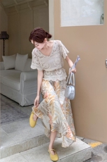 2025年夏季新款气质镂空罩衫短袖上衣配花色半身裙两件套女，女装套装/套裙，1D102-1
