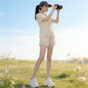 盐系高级感时尚气质套装女夏新款蕾丝碎花连帽短袖阔腿短裤两件套图片