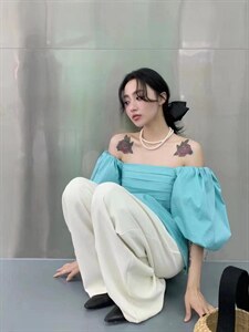 【DAVIDA】简约纯色泡泡袖小衫图片