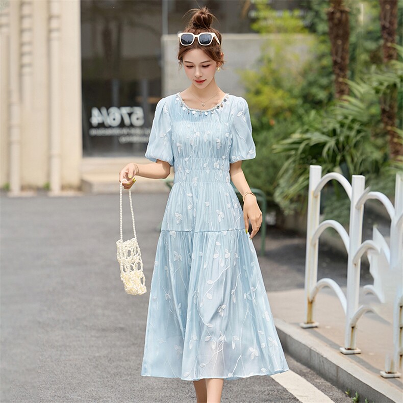 浅蓝色刺绣连衣裙女夏中长款2025今年流行巨好看减龄甜美a字裙子,女装连衣裙,布芭啦