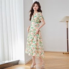 法式V领气质印花连衣裙女2025夏季新款修身显瘦洋气减龄碎花长裙，女装连衣裙，美沁