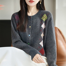 2025年秋季常规通勤单件长袖彩扣菱形开衫，女装针织衫/毛衣，暖娇绒