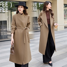 轻奢折扣剪标大牌原单尾单新款中长款级感宽松收腰女系带翻领风衣，女装风衣，火爆靓佳人