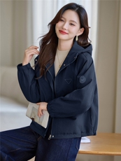 现货!2025年冬季时尚休闲连帽刺绣加绒加厚女外套，女装棉衣/棉服，依恋蒂丝