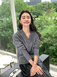 V领女秋冬复古设计感长袖纯色针织衫上衣图片