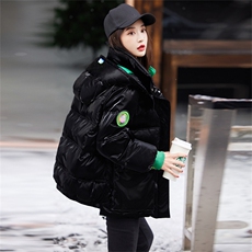 【现货】黑色亮面短款羽绒服女免洗90白鸭绒洋气保暖时尚连帽拉链，女装羽绒服，鑫源服饰