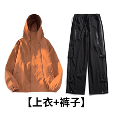 咖啡色上衣＋黑色裤子