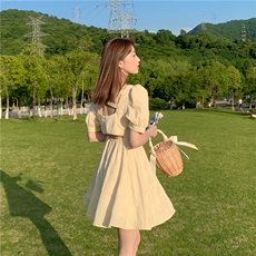 2024年夏天女赫本风可盐可甜法式方领淡黄色长裙露背小心机连衣裙，女装连衣裙，安雅