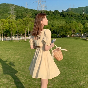 2024年夏天女赫本风可盐可甜法式方领淡黄色长裙露背小心机连衣裙图片