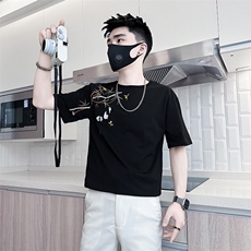 黑色