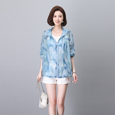 印花防晒衣女短款夏季薄款外套2026新款轻薄宽松连帽防晒服，女装短外套，板酷