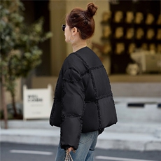 现货2025冬季新款时尚气质百搭圆领保暖舒适立体剪花羽绒服外套，女装羽绒服，时尚俏佳人