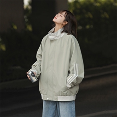 灰绿色