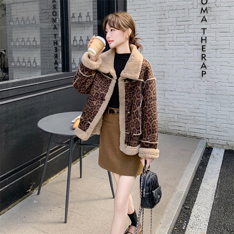 牛角扣豹纹皮毛一体外套女秋冬超火好看高级感加绒加厚羊羔毛夹克,女装短外套,维壹
