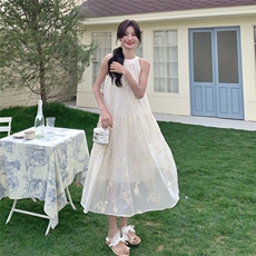 法式高级感气质优雅挂脖连衣裙女夏季新款收腰显瘦无袖露肩长裙子，女装连衣裙，2C217