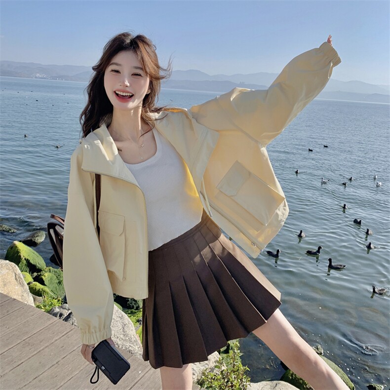 奶黄色连帽短款风衣外套女2025年春季新款韩系学院风休闲百搭上衣，女装短外套，多米2-075