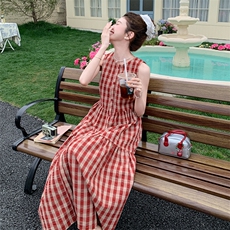 红色韩系松弛感格纹无袖连衣裙女2025夏季新款俏皮减龄圆领A字裙，女装连衣裙，2C260