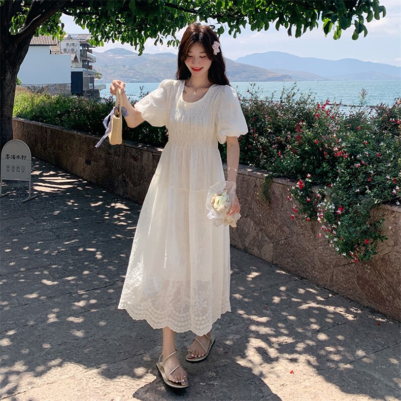 白色蕾丝刺绣泡泡袖连衣裙女夏季2025新款法式压褶收腰显瘦长裙潮图片