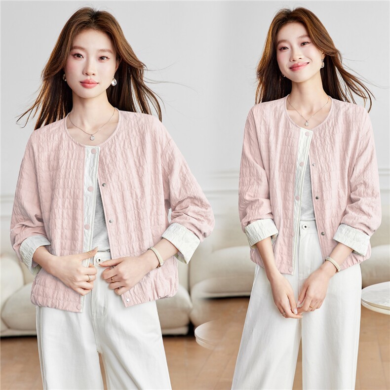 2026年春季宽松圆领波浪条纹撞色轻薄刺绣棒球服短外套上衣，女装短外套，简韵佳