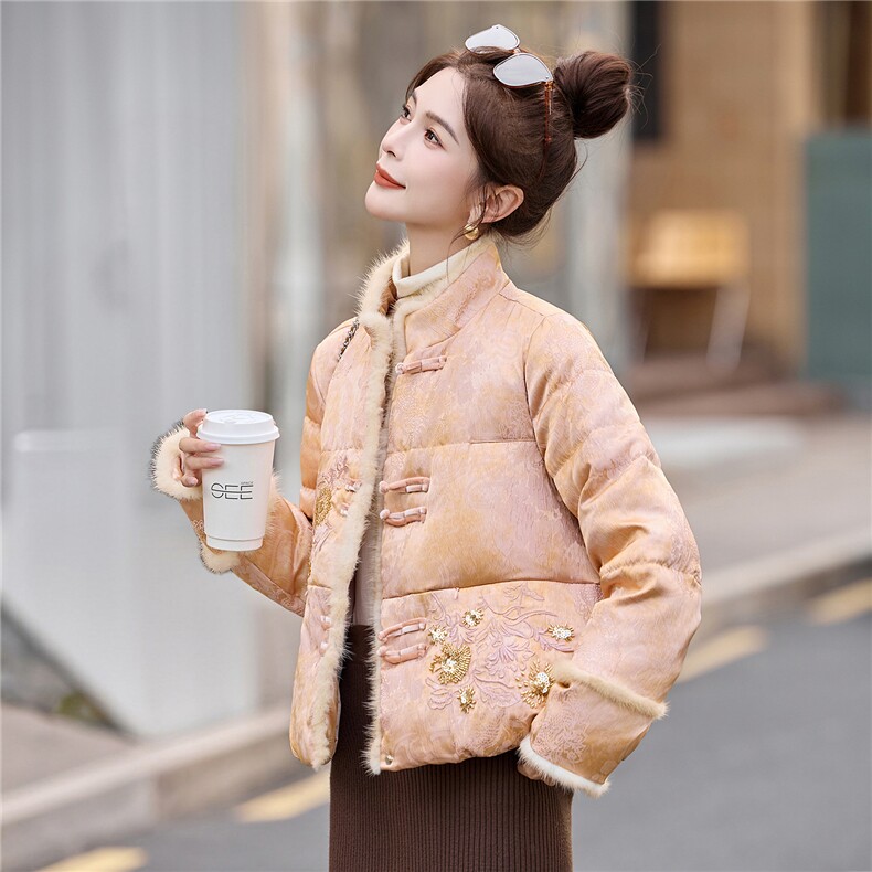保暖2025年冬季新款刺绣手工穿钻高档拼貂毛边羽绒服,女装羽绒服,布芭啦