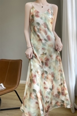 新款法式高端桑蚕丝真丝缎面吊带连衣裙女碎花夏季显瘦V领a字长裙，女装连衣裙，圣丽羊绒