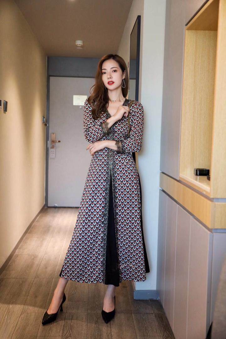 气质碎花连衣裙，女装连衣裙，蓝芝衣秀