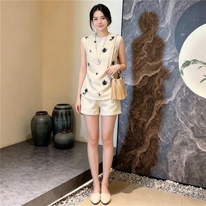 欧货运动休闲套装女夏季新款修身显瘦圆领无袖上衣阔腿短裤两件套图片