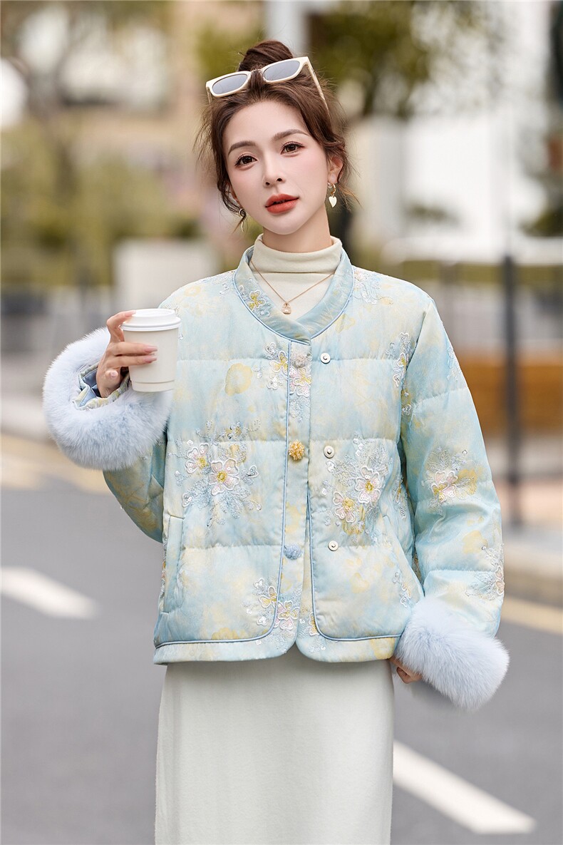 现货。2025年潮冬季真狐狸毛重工刺绣短款新中式羽绒服新款,女装羽绒服,伊仟回